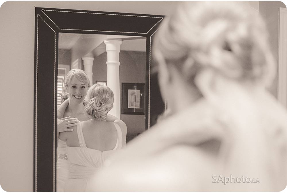 08-bride-in-front-of-mirror